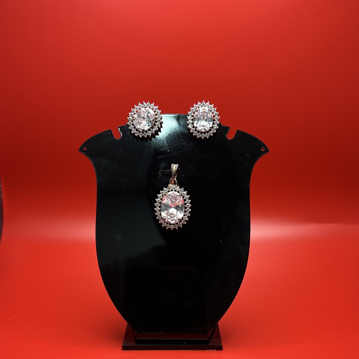 Elegant Oval-Cut Crystal Pendant & Stud Earrings Set – Halo Design with Sparkling Zircon Accents