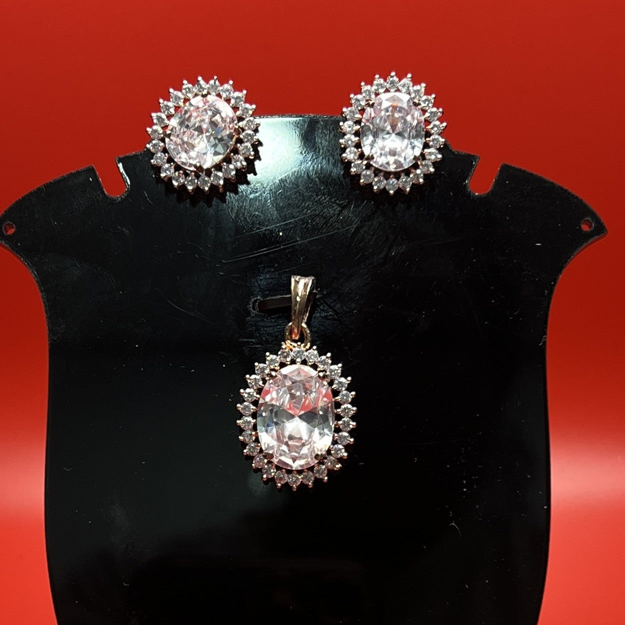 Elegant Oval-Cut Crystal Pendant & Stud Earrings Set – Halo Design with Sparkling Zircon Accents