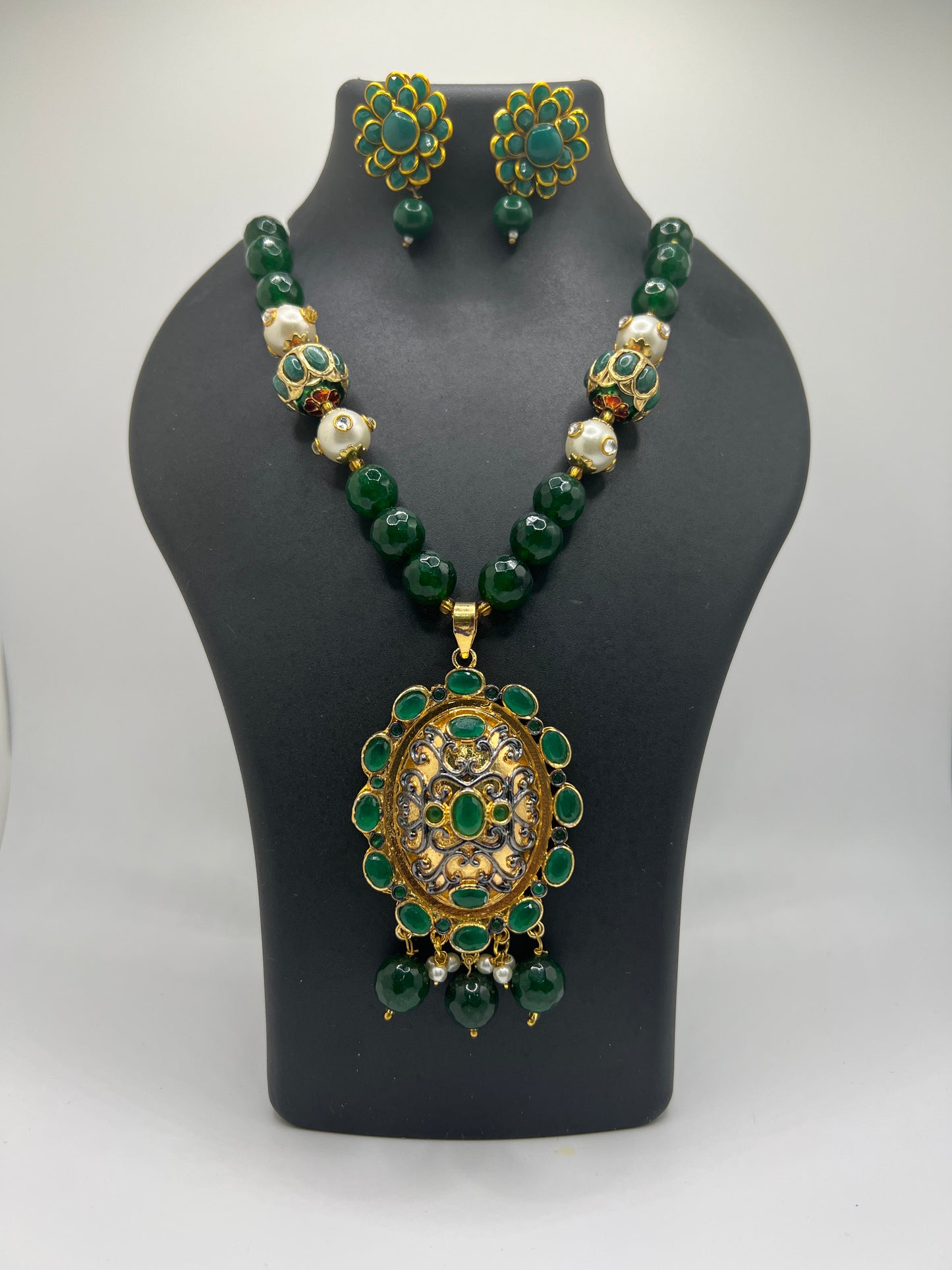 Emerald Enchantment: Classic Green and Gold Jewelry Set