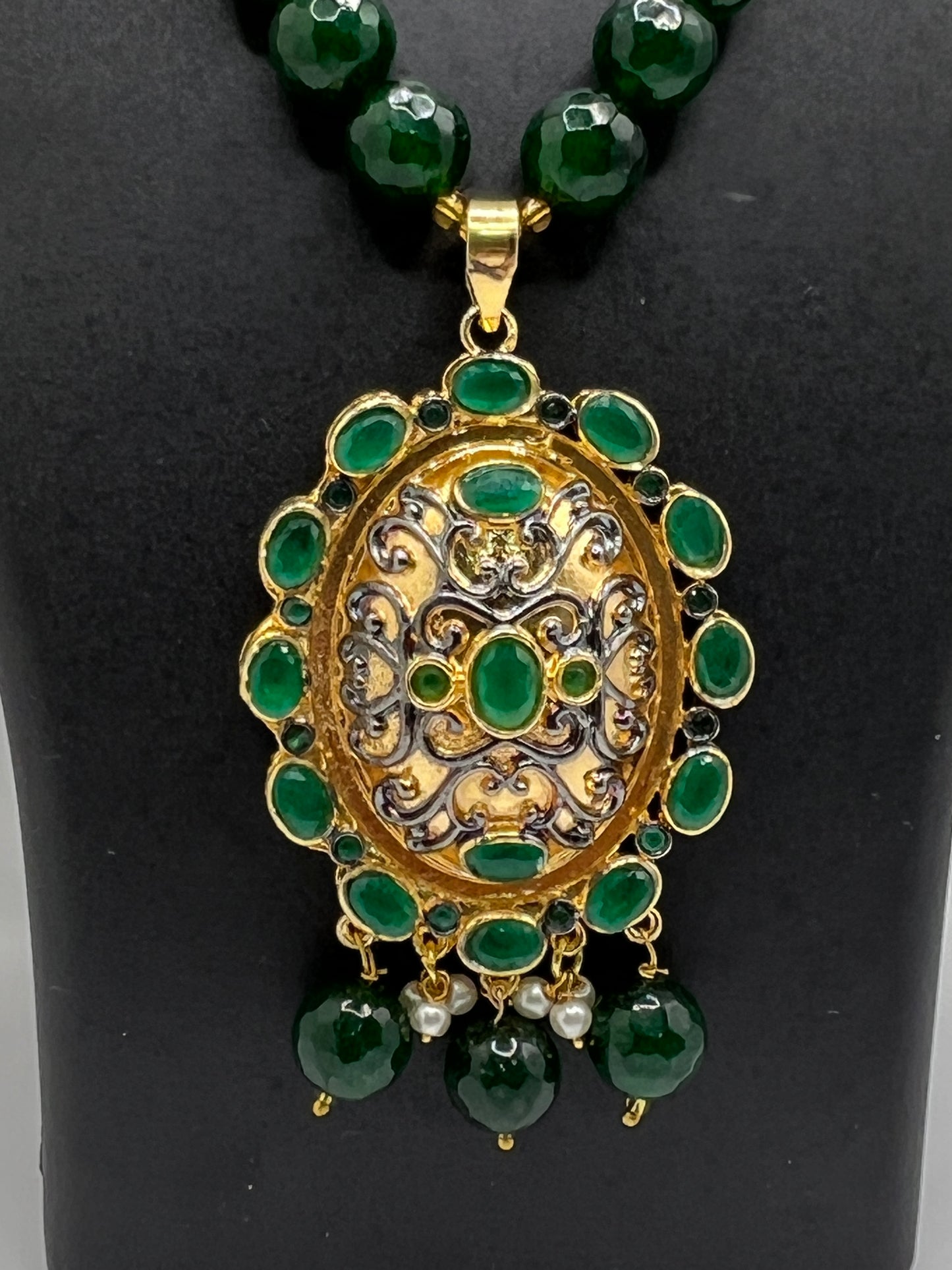 Emerald Enchantment: Classic Green and Gold Jewelry Set