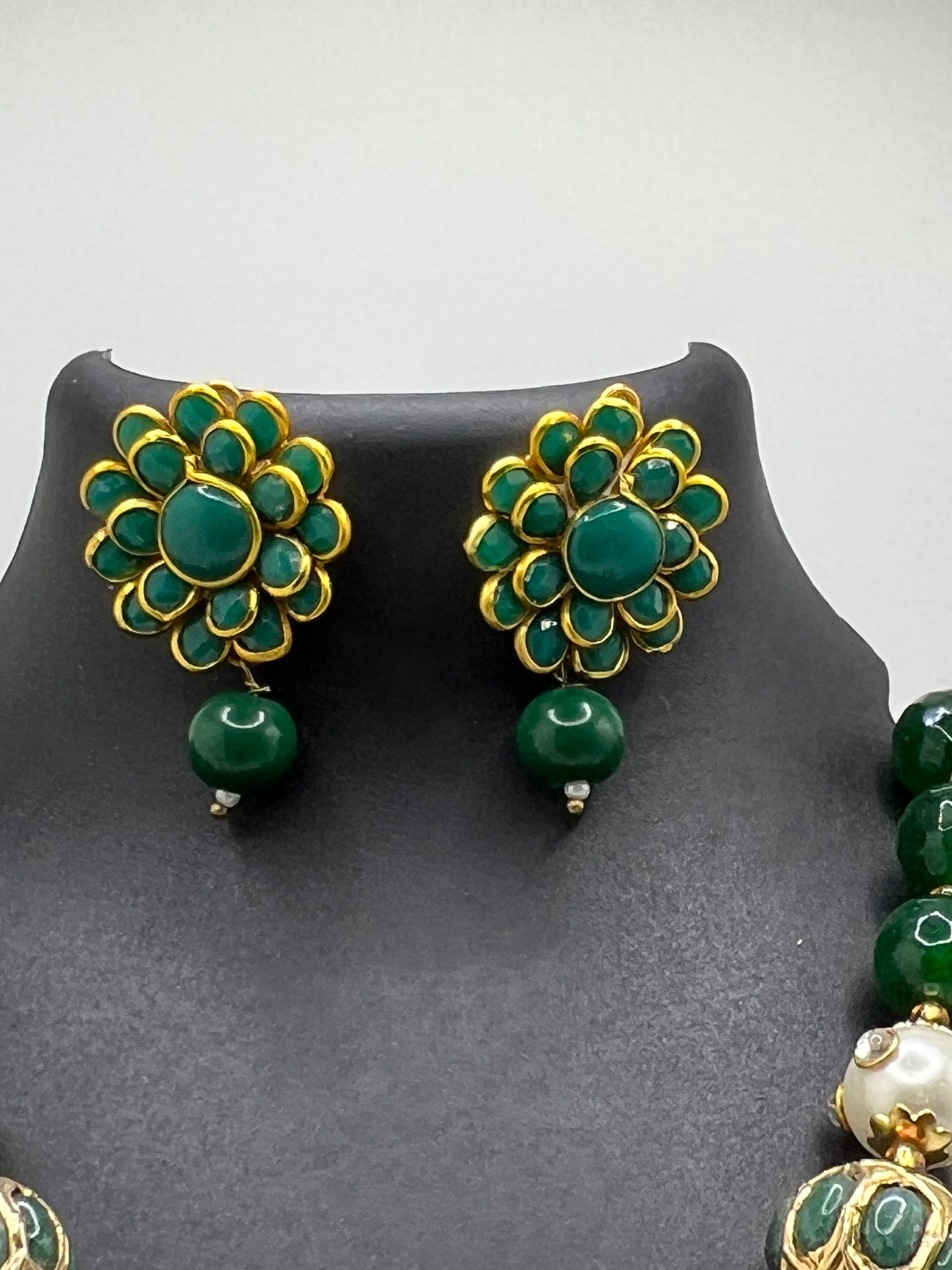 Emerald Enchantment: Classic Green and Gold Jewelry Set